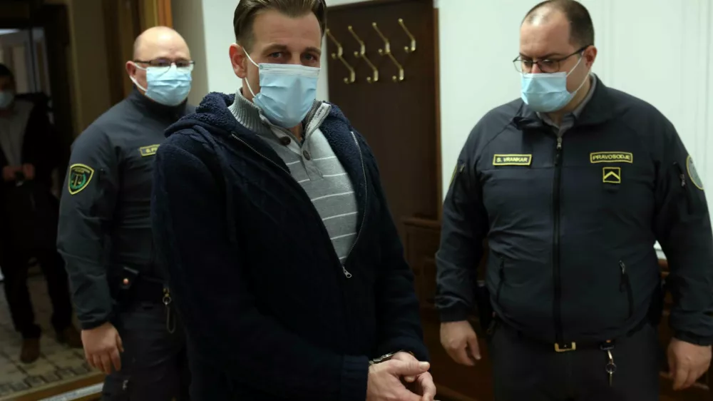 ﻿Jani Potokar - 07.03.2022 – sojenje Stanetu Kopaču in Janiju Potokarju zaradi utaje trošarin v letih 2004 in 2005, - prek podjetja Potokar&Co. sta bila uradna uvoznika nafte, pri tem pa naj bi utajevala trošarinske dajatve in oškodovala državo za 2,5 milijona evrov. //FOTO: Tomaž Skale