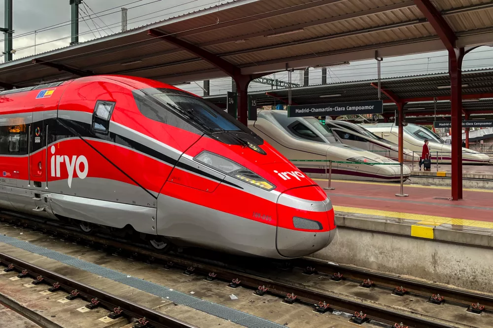 FILED - 07 March 2024, Spain, Madrid: A Frecciarossa 1000 (l, ETR 400) of the railroad brand Iryo and other Alvia high-speed trains of the Spanish railroad Renfe are parked at Madrid Chamartin station. Travellers between Germany and Italy will be able to take direct high-speed trains from Munich to Milan and Rome, the German railway company Deutsche Bahn (DB) announced on Wednesday. Photo: Jan Woitas/dpa