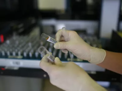 ﻿- simbolična fotografija - zdravstvo ﻿- sprejem biološkega materiala - epruvete - 24-urni laboratorij KIKKB - Inštitut za klinično kemijo in biokemijo- 02.10.2014 - UKC - Univerzitetni klinični center v Ljubljani - dan odprtih vrat laboratorijev klinične kemije in laboratorijske medicine, laboratorij //FOTO: Jaka Gasar