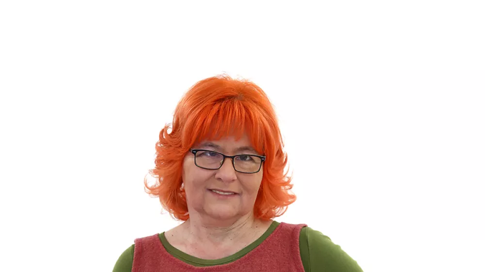 Mojca MarotZA ONLINE - Redakcija Dnevnik 2024 - portreti za komentarje in kolumne - kolumnisti - komentatorji – novinarji - portret //FOTO: Luka Cjuha