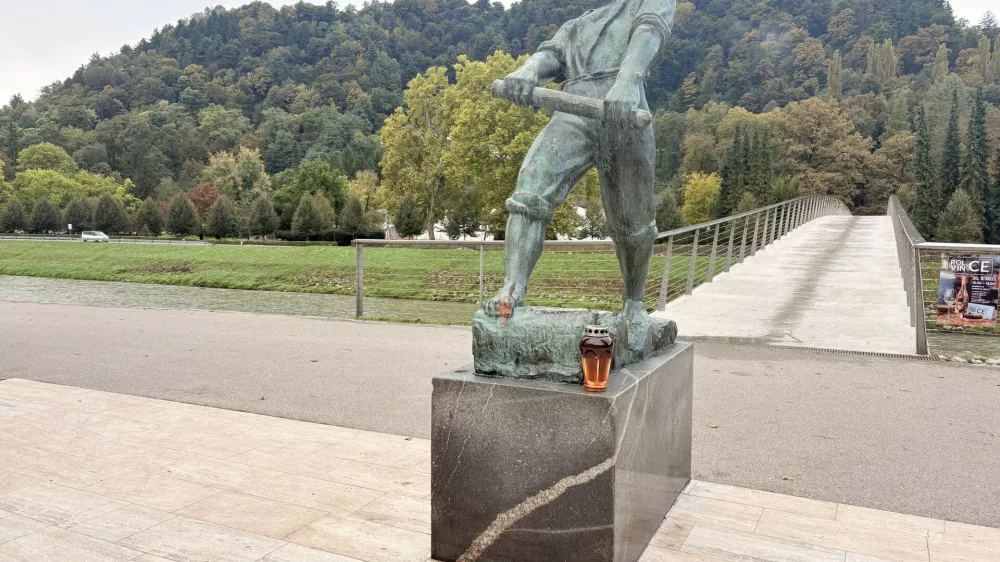 Celje, kip Splavarja ob Savinji.Pri kipu Splavarja v Celju je bil v soboto zvecer hudo poskodovan 82-letni moski.