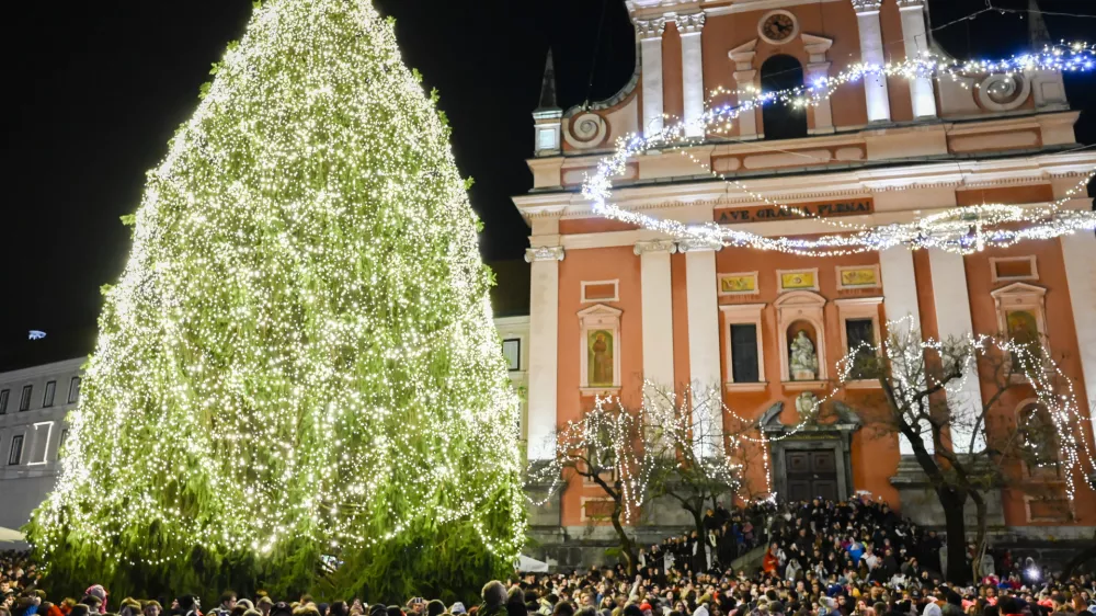 - 01.12.2023 – Veseli December v Ljubljani 2023 - prižig prazničnih luči v središču prestolnice - svetlobna okrasitev mesta - začetek prazničnega decembrskega sejma na ljubljanskih ulicah - novoletno okrašena Ljubljana - //FOTO: Nik Erik Neubauer