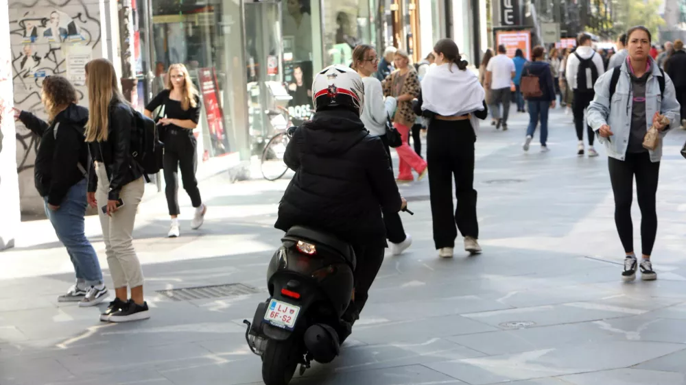 Čopova ulica - pešci - motorno kolo - motor - skuter - kolo s pomožnim motorjem - 05.10.2022 - prepoved vožnje za vsa motorna kolesa - peš cona v središču Ljubljane //FOTO: Tomaž Skale 