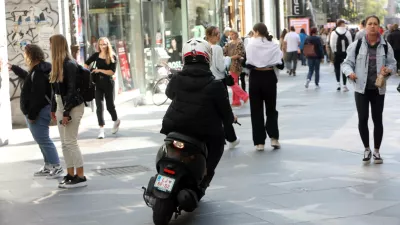 Čopova ulica - pešci - motorno kolo - motor - skuter - kolo s pomožnim motorjem - 05.10.2022 - prepoved vožnje za vsa motorna kolesa - peš cona v središču Ljubljane //FOTO: Tomaž Skale 