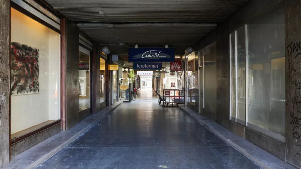 - Pasaža s strani Štefanove ulice.13.03.2024. - Reportaža o težavah v pasaži Nebotičnika.//FOTO: Bojan Velikonja / Foto: Bojan Velikonja