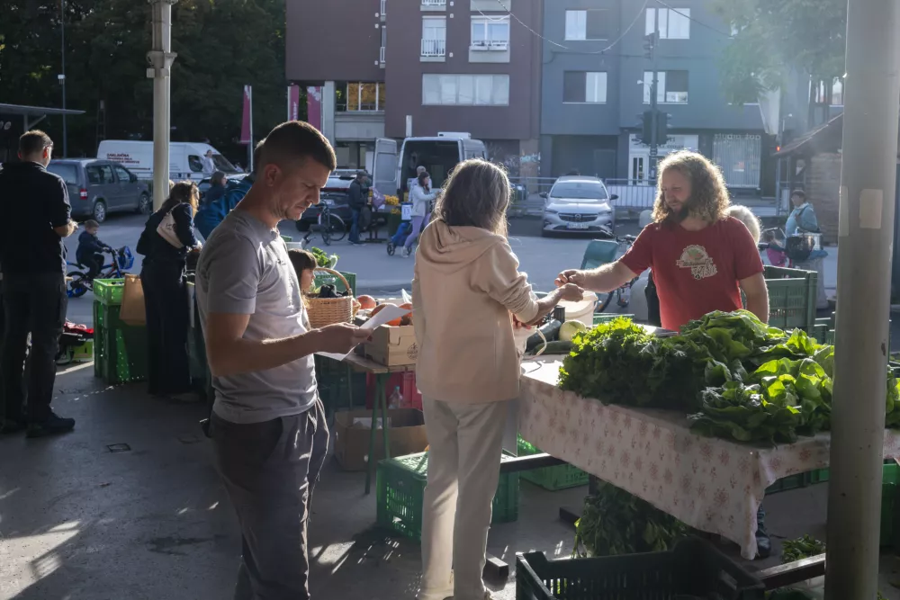 Zvečer se parkirišče na Viču prelevi v pravo malo tržnico. Le kaj prodajajo?