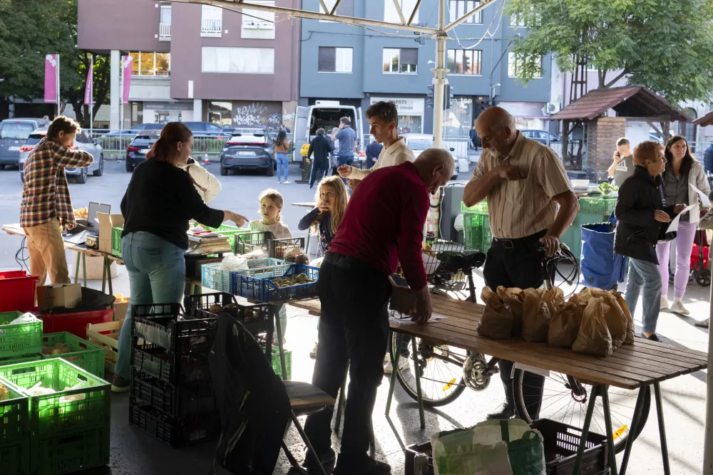 Zvečer se parkirišče na Viču prelevi v pravo malo tržnico. Le kaj prodajajo?