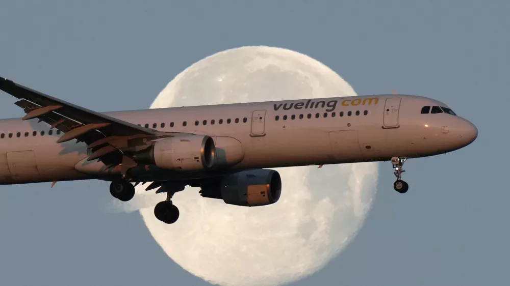 FILE - A Vueling Airbus A321 approaches for landing in Lisbon at sunrise, while the moon sets in the background,, Feb. 7, 2023. (AP Photo/Armando Franca, File) / Foto: Armando Franca