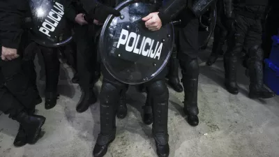 ﻿simbolična fotografija - policija - ščitnik--- nogomet - Olimpija: Maribor, Prva liga, zaostala tekma, 4. kroga:- nogometaši ljubljanske Olimpije so izgubili proti Mariboru z 0:3 (0:1).         //FOTO: Luka Cjuha