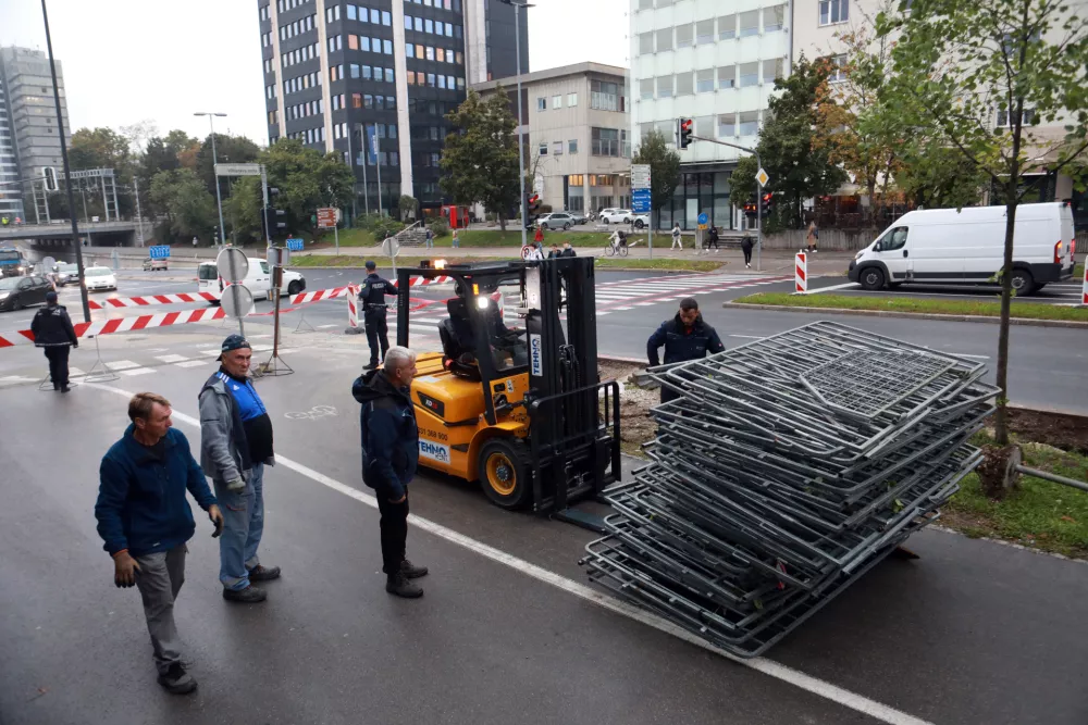 10.10.2025 -zapora Dunajske, obvoz, policija, kolesarji, avtobus, NATOFoto: Tomaž Skale