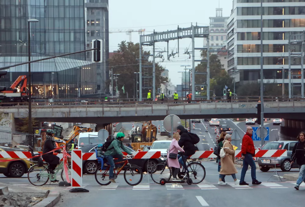 10.10.2025 -zapora Dunajske, obvoz, policija, kolesarji, avtobus, NATOFoto: Tomaž Skale