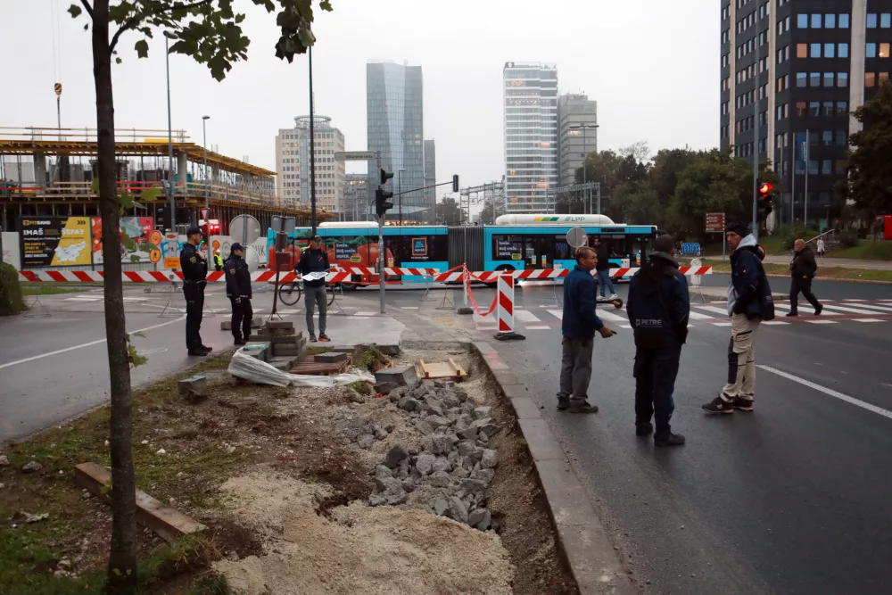 10.10.2025 -zapora Dunajske, obvoz, policija, kolesarji, avtobus, NATOFoto: Tomaž Skale