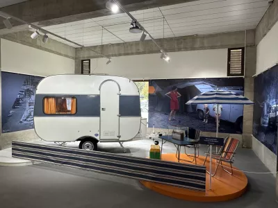 Osrednji prostor občasne razstave Modro na belem v Tehniškem muzeju Slovenije. / Foto: Matjaž Terzič