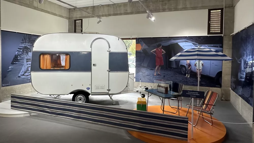 Osrednji prostor občasne razstave Modro na belem v Tehniškem muzeju Slovenije. / Foto: Matjaž Terzič