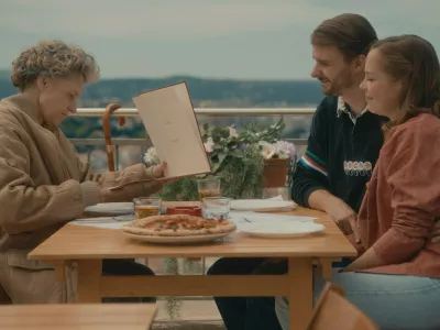 Izsek iz filma Belo se pere na devetdeset, ki v naše kinomatografe prihaja 20. novembra. / Foto: Kreativna Baza