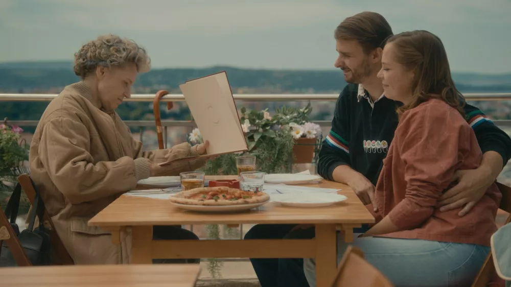 Izsek iz filma Belo se pere na devetdeset, ki v naše kinomatografe prihaja 20. novembra. / Foto: Kreativna Baza