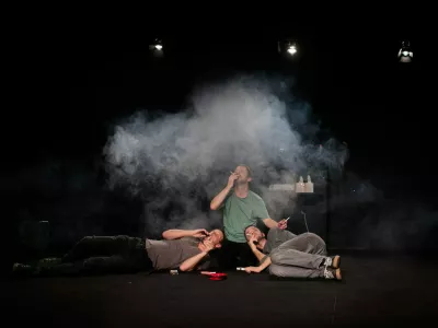 Smrt in mleko, predstava, Moment in Hiša otrok in umetnosti