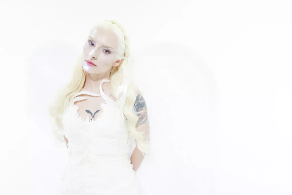 Raiven v videu v angleški različici skladbe Reverie / Foto: Zupanov