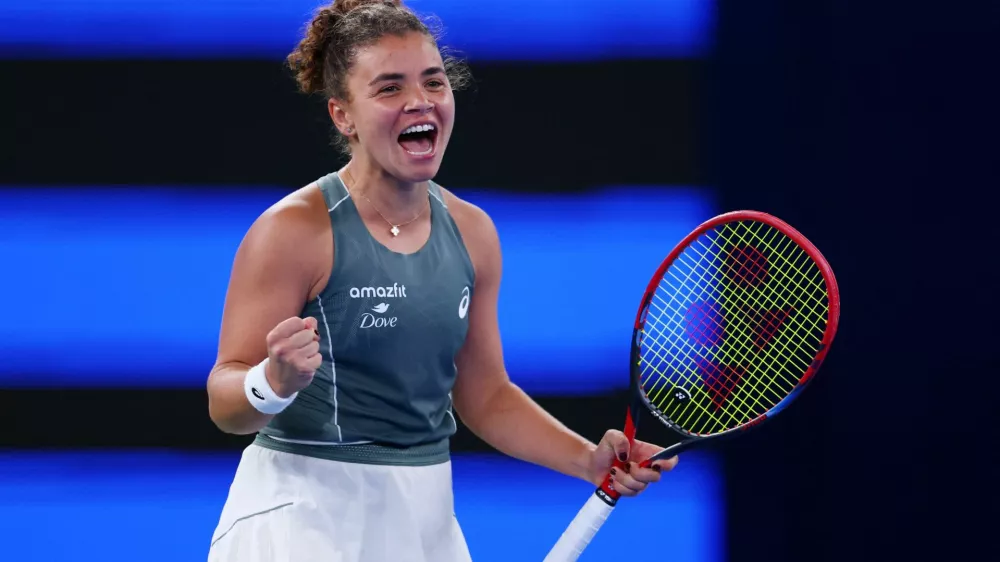 Tennis - WTA 1000 - Wuhan Open - Optics Valley International Tennis Center, Wuhan, China - October 10, 2025 Italy's Jasmine Paolini celebrates after winning her quarter final match against Poland's Iga Swiatek REUTERS/Tingshu Wang