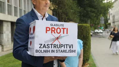 25.7.2025 Aleš Primc in Milena Miklavčič bosta v državni zbor vložila več kot 15.000 podpisov za začetek postopka za razpis referenduma o pomoči pri prostovoljnem končanju življenja. Referendum Foto: Luka Cjuha