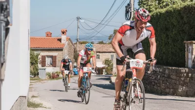 ﻿Letošnji Istrski kolesarski maraton bo 6. in 7. oktobra 2018 v Izoli. Nedeljski vrhunec bo spremljalo pestro dvodnevno dogajanje za vse kolesarske okuse, na svoj račun pa bodo prišle tudi družine in najmlajši.Udeleženci lahko izbirajo med tremi razglednimi in slikovitimi trasami. Najkrajša (13 km) bo vodila po obalni cesti od Izole do Kopra, zato je primerna za družine in manj zahtevne kolesarje, na srednjo (50 km) in dolgo (78 km) pa se bodo odpravili različno pripravljeni rekreativni kolesarji. Najdaljša trasa je z več kot 1.300 višinskimi metri in s tekmovanjem ob vzponu na Boršt pravi izziv tudi za najbolj zahtevne.Pestro kolesarsko dogajanje v Izoli se prične že v soboto, s kolesarskim festivalom, kolesarskim poligonom za otroke, družinskim kolesarskim izletom in rekreativnim kronometrom za veliko nagrado Istre, vrhunec dogajanja pa predstavljata nedeljski maraton, s tekmovanjem za kralja in kraljico Boršta, in vedno bolje obiskan brezplačen mini maraton, namenjen najmlajšim.Pestro dvodnevno dogajanje in kakovostna izvedba iz leta v leto v Istro privabljata vedno več kolesarskih navdušencev. Tudi letos organizator pričakuje več kot 1000 udeležencev, od katerih številni na Obali preživijo tudi cel vikend. Iz tega razloga skupaj s partnerji pripravlja tudi posebne namestitvene pakete in dodatno animacijo za spremljevalce.Zaradi spodbujanja pravih vrednot, gibanja in krepitev turističnega potenciala Istre dogodek podpirajo vse obalne občine - Občina Izola, Občina Ankaran, Mestna občina Koper in Občina Piran, prav tako pa zvesti partnerji, od katerih letos zlati pokrovitelji Luka Koper - sklad Živeti s pristaniščem, Hervis, Hoteli Bernardin, Toyota in drugi.Spletne prijave in podrobnosti dogodka so na voljo na spletni strani www.istrski-kolesarskimaraton.si. Ne spreglejte - prvih 150 prijavljenih se bo dogodka udeležilo po posebni promocijski ceni, popusti pa so predvideni tudi za otroke in skupine.