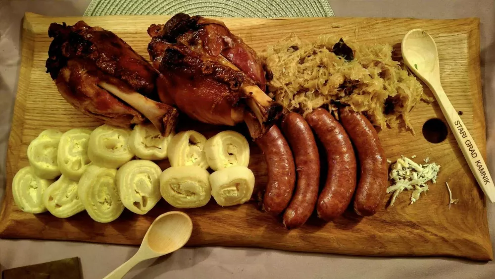 Tematska srednjeveška večerja z najlepšim razgledom v mestu - Stari grad nad Kamnikom. 