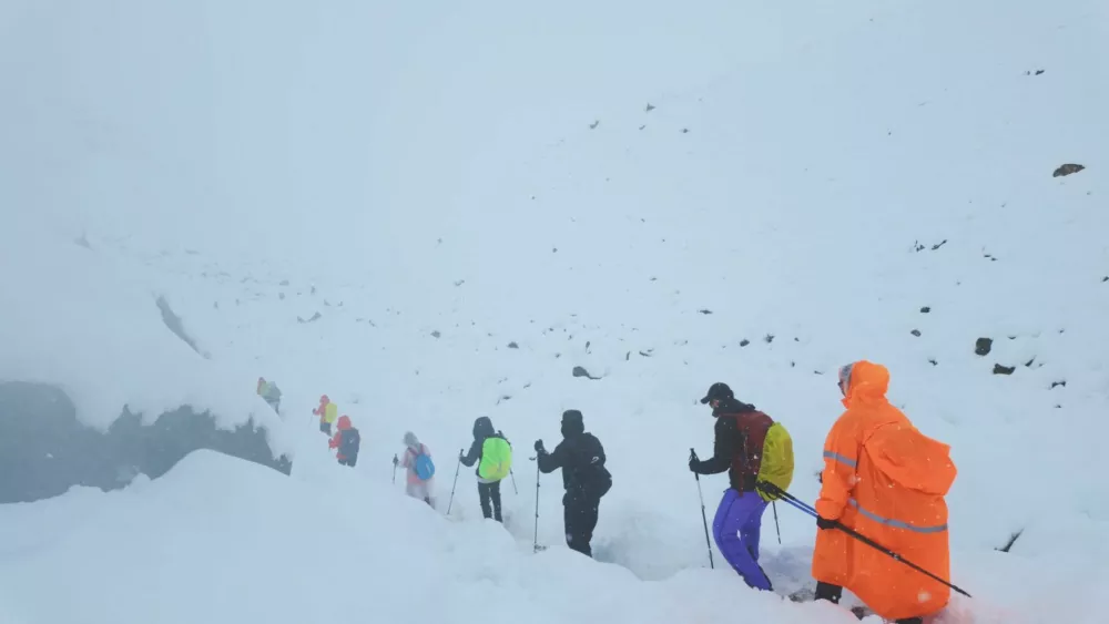 A screen capture from video shows trekkers leaving their campsite, as unusually heavy snow and rainfall pummeled the Himalayas, in the Tibet Region, China, October 5, 2025. Geshuang Chen/Handout via REUTERS. THIS IMAGE HAS BEEN SUPPLIED BY A THIRD PARTY NO RESALES. NO ARCHIVES. MANDATORY CREDIT / Foto: Geshuang Chen