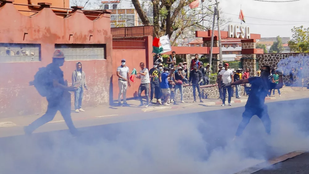 A protester throws back tear gas canister at riot police during a nationwide youth-led protest over frequent power outages and water shortages, in Antananarivo, Madagascar, October 11, 2025. REUTERS/Zo Andrianjafy