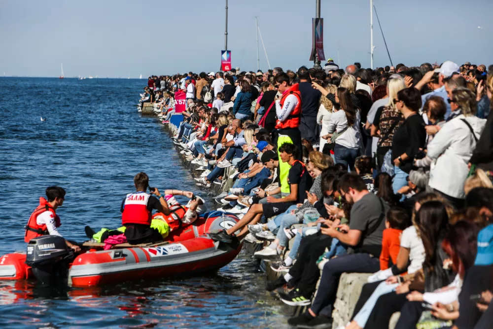 - Publika, navijači,- 12.10.2025. - 57. Barcolana, največja jadralna regata na svetu, ki poteka v Tržaškem zalivu.//FOTO: Bojan Velikonja