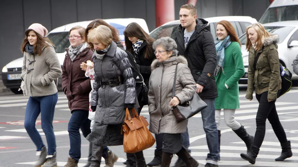 - peci - generacijske razlike - mladi - stari - stareji - ljudje - prehod za pece - zebre //FOTO: Toma Skale