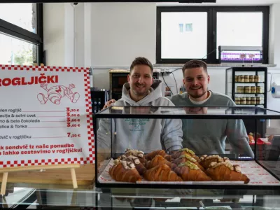 - 09.10.2025. - Anže Kranjec in Rožle Žan Frelih, lastnika fast fooda SLAJS z italijanskim pridihom v Škofja Loki.//FOTO: Bojan Velikonja