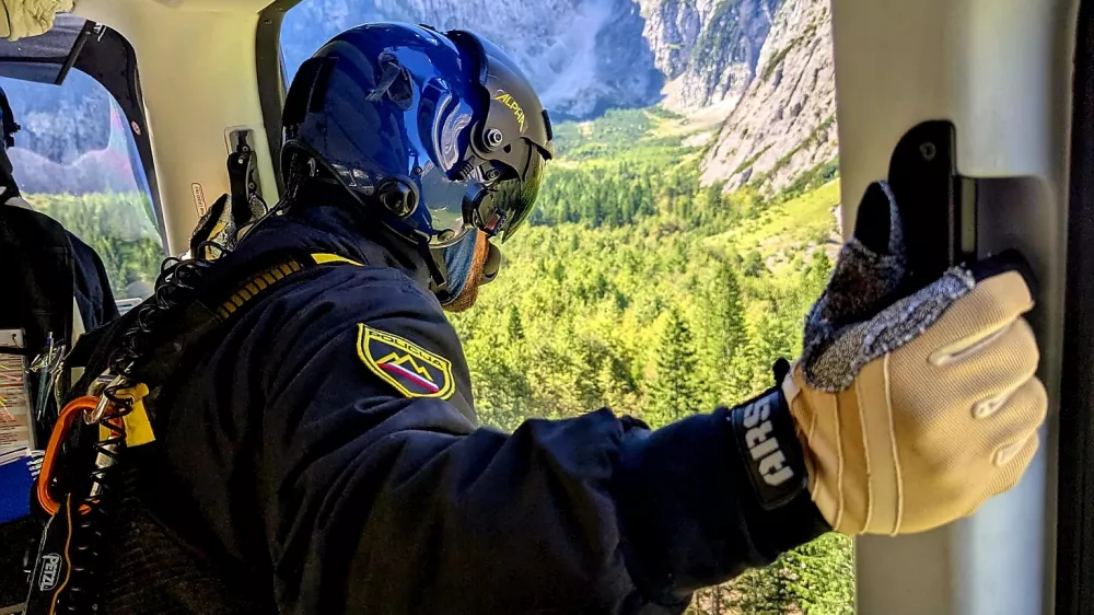 Reševalni helikopter, policijski helikopter, nesreča v gorah, gorska nesreča, gore, GRZS, reševanjeFoto: PU Kranj