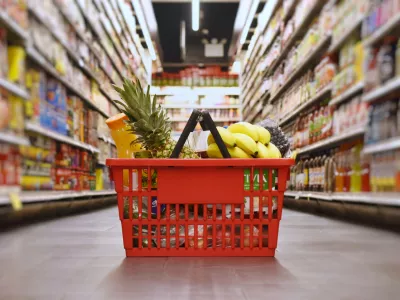 Grocery basket with products / Foto: Nodar Chernishev