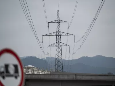 elektrika - simbolična fotografijaelektrično omrežjeomrženinaporaba elektrikedaljnovodelektrična napeljavaVidem11.02.2025 Električno omrežje, okolica BeričevaFOTO: Nik Erik Neubauer