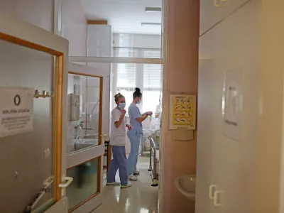 ﻿– bolniška soba – kapljična izolacija – gripa – virusno obolenje - akutna virusna bolezen dihal - zdravstvo - - 13.01.2020 - Negovalna bolnišnica Ljubljana - Oddelek za gripo -  Stara pediatrična klinika, Vrazov trg 1, //FOTO: Bojan Velikonja