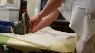 - simbolična fotografija - zdravstvo - zdravniki pregled - otrok - zdravnik - zvin - urgenca - 04.03.2015 - Splona bolninica Jesenice - mobilna vojaka bolninica ROLE 2 Slovenske vojske nadomeča prostore urgentnega bloka v času gradnje novega urgentnega centra//FOTO: Bojan Velikonja