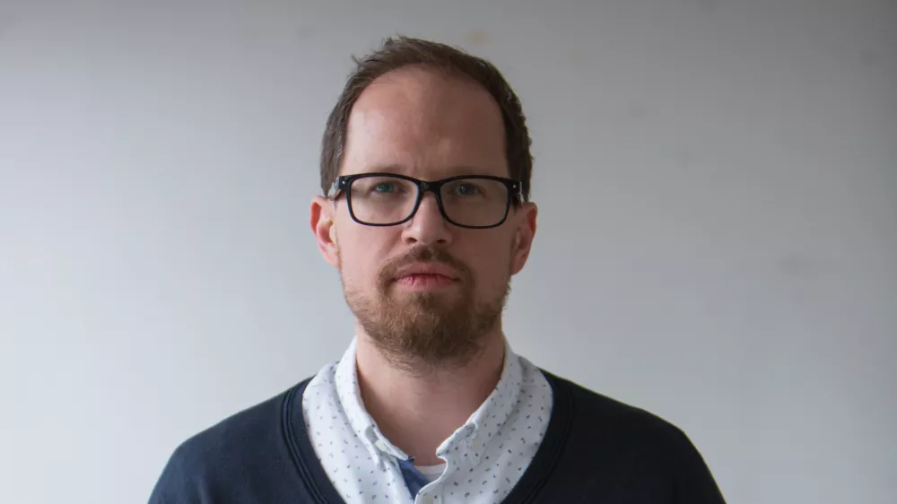 .Tomaž Klip&scaron;teter, komentator - dopisna    - Dnevnik 2016 - portreti za komentarje in kolumne - komentatorji - novinarji - novinar -  //FOTO: Maja Marko