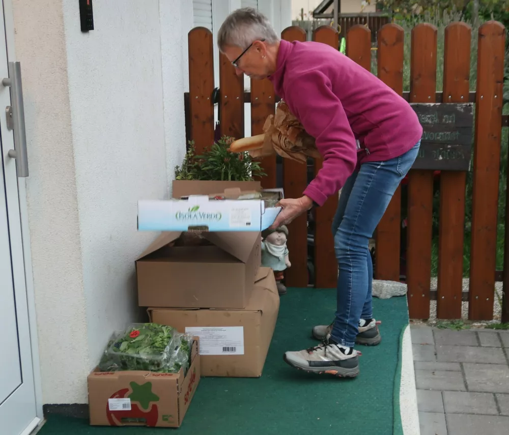 Prostovoljka Minka Žiberna med razvozom živil, ki jih trgovci niso uspeli prodati. Eden od njihovih prejemnikov je tudi materinski dom v Bresternici. Foto: Tatjana Pihlar / Foto: Tatjana Pihlar 