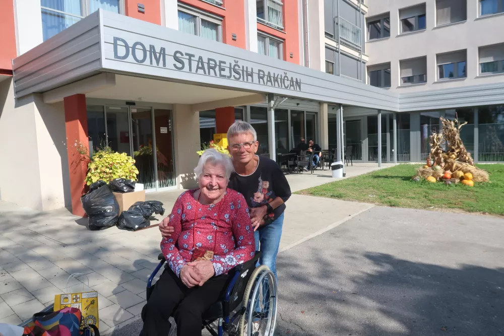Minka Žiberna v družbi 102 leti stare tete Marije iz Velike Polane. Foto: Tatjana Pihlar / Foto: Tatjana Pihlar 