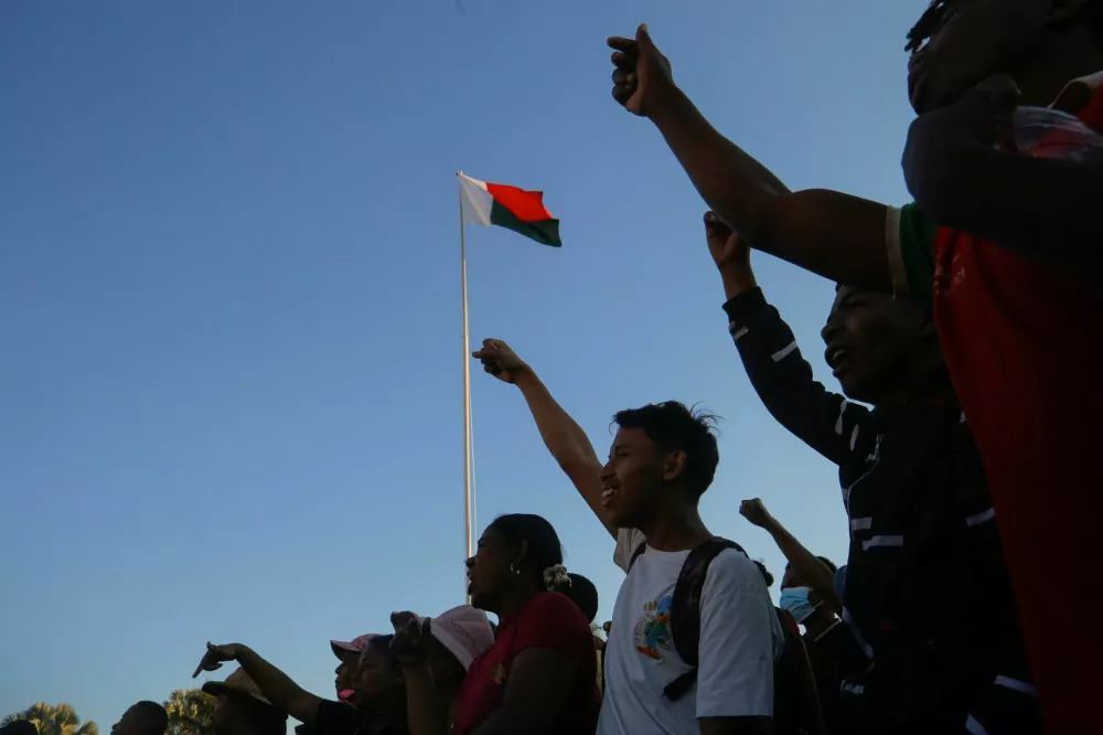 Protesters gesture outside the town hall on Independence Avenue during a nationwide youth-led protest over frequent power outages and water shortages, in Antananarivo, Madagascar, October 13, 2025. REUTERS/Zo Andrianjafy