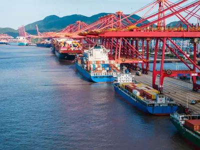 Industrial Container Cargo freight ship and shipyard for Logistic Import Export background / Foto: Istockphoto