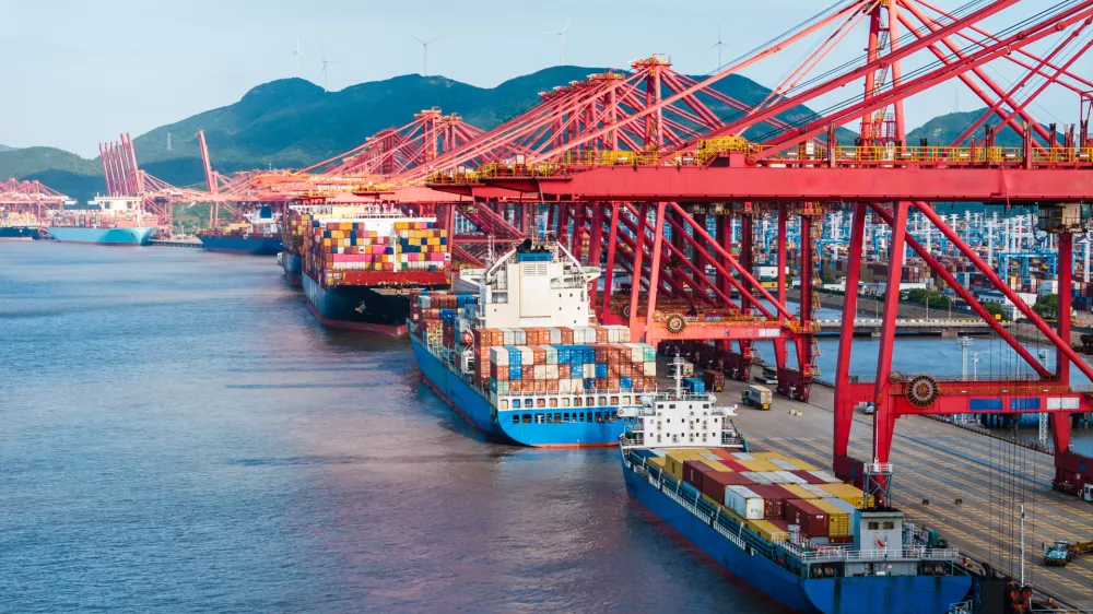 Industrial Container Cargo freight ship and shipyard for Logistic Import Export background / Foto: Istockphoto