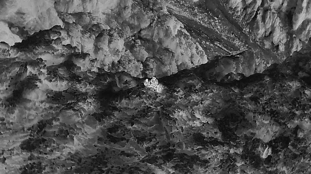 Kranjskogorski gorski reševalci so s Špika reševali pohodnici, ki ju je med sestopom ujela tema. Pomagali so si z dronom. 