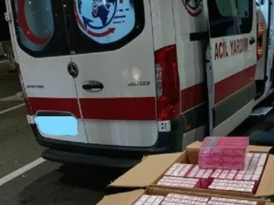 Turški državljan je skušal v rešilci iz Srbije na Hrvaško pretihotapiti ogromno škatel barve za lase. 