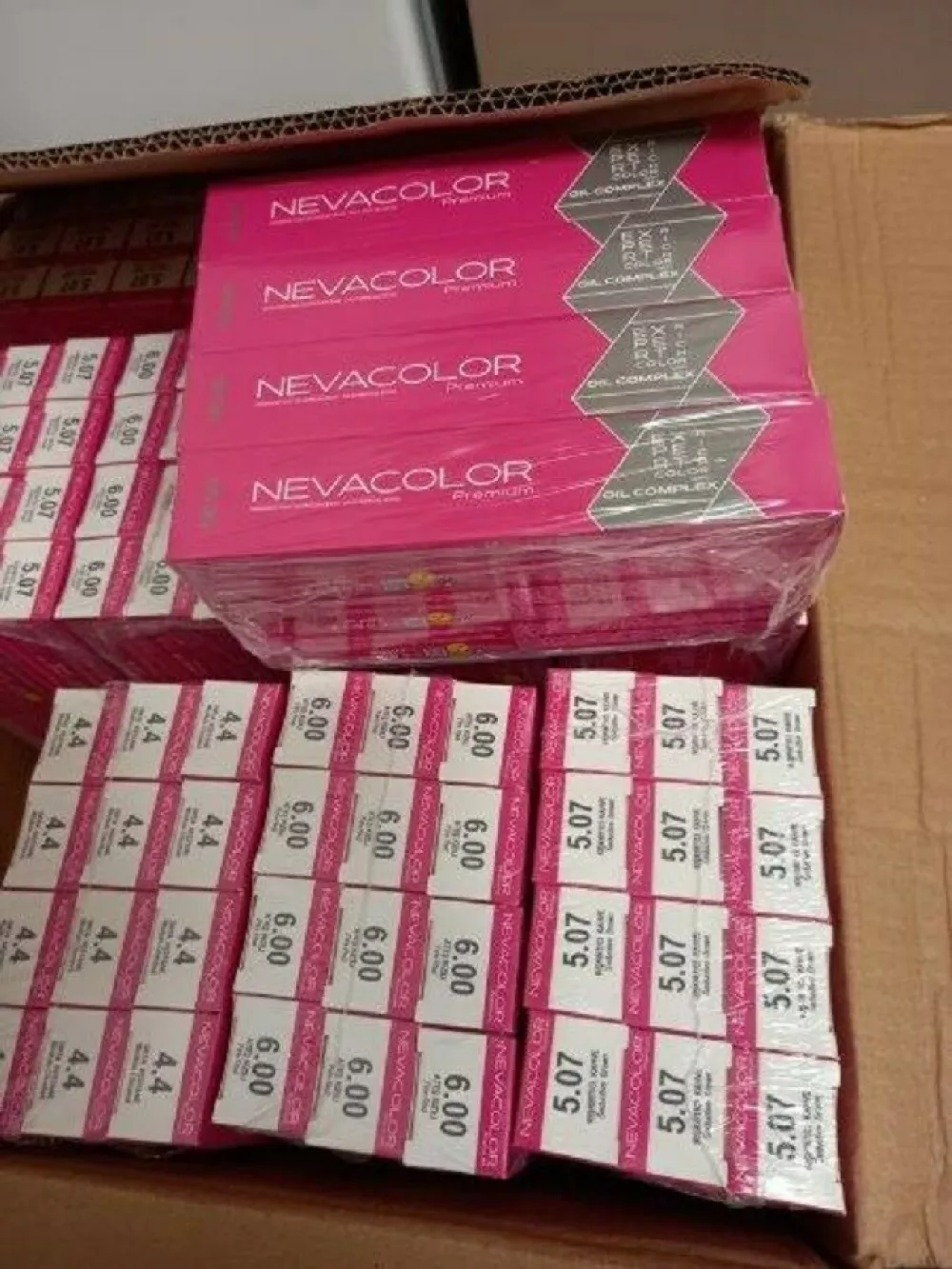 Turški državljan je skušal v rešilci iz Srbije na Hrvaško pretihotapiti ogromno škatel barve za lase. 