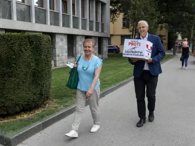 25.7.2025 Aleš Primc in Milena Miklavčič bosta v državni zbor vložila več kot 15.000 podpisov za začetek postopka za razpis referenduma o pomoči pri prostovoljnem končanju življenja. Referendum Foto: Luka Cjuha