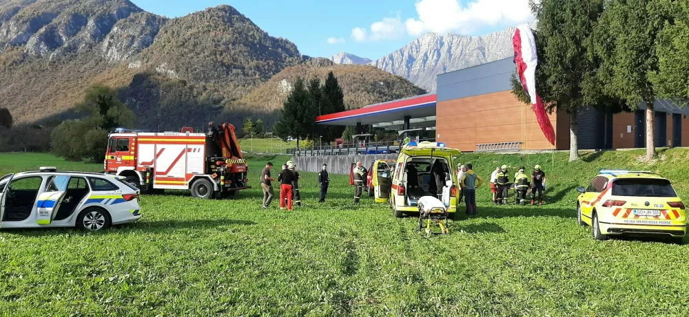 Re&scaron;evanje na drevesu ujete jadralne padalke v Kobaridu. 