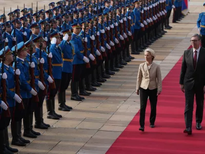 European Commission President Ursula von der Leyen, center, reviews the honor guard with Serbian President Aleksandar Vucic during a welcome ceremony at the Serbia Palace in Belgrade, Serbia, Wednesday, Oct. 15, 2025. (AP Photo/Darko Vojinovic)