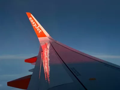 FILE PHOTO: General view of the wing on an EasyJet flight on route from Lisbon to Prague, Czech Republic, October 25, 2023. REUTERS/David W Cerny/File Photo
