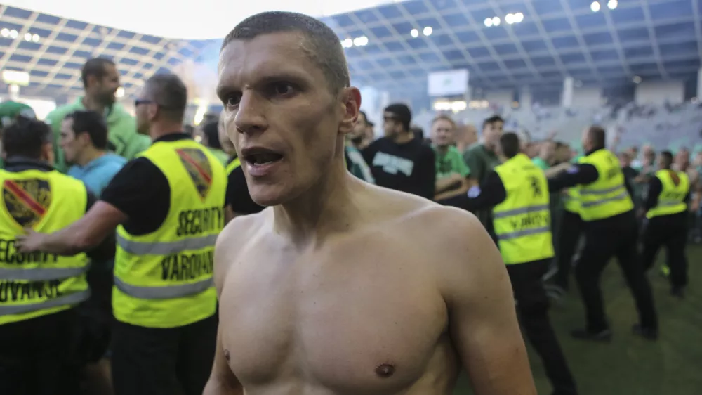 ﻿kapetan NK Olimpija Darijan Matić- 21.05.2016 - nogomet Olimpija: Krka, Prva liga - zadnji krog - tekma zadnjega kroga slovenske lige - NK Olimpija je uradno postala državni prvak ///FOTO: Luka Cjuha.